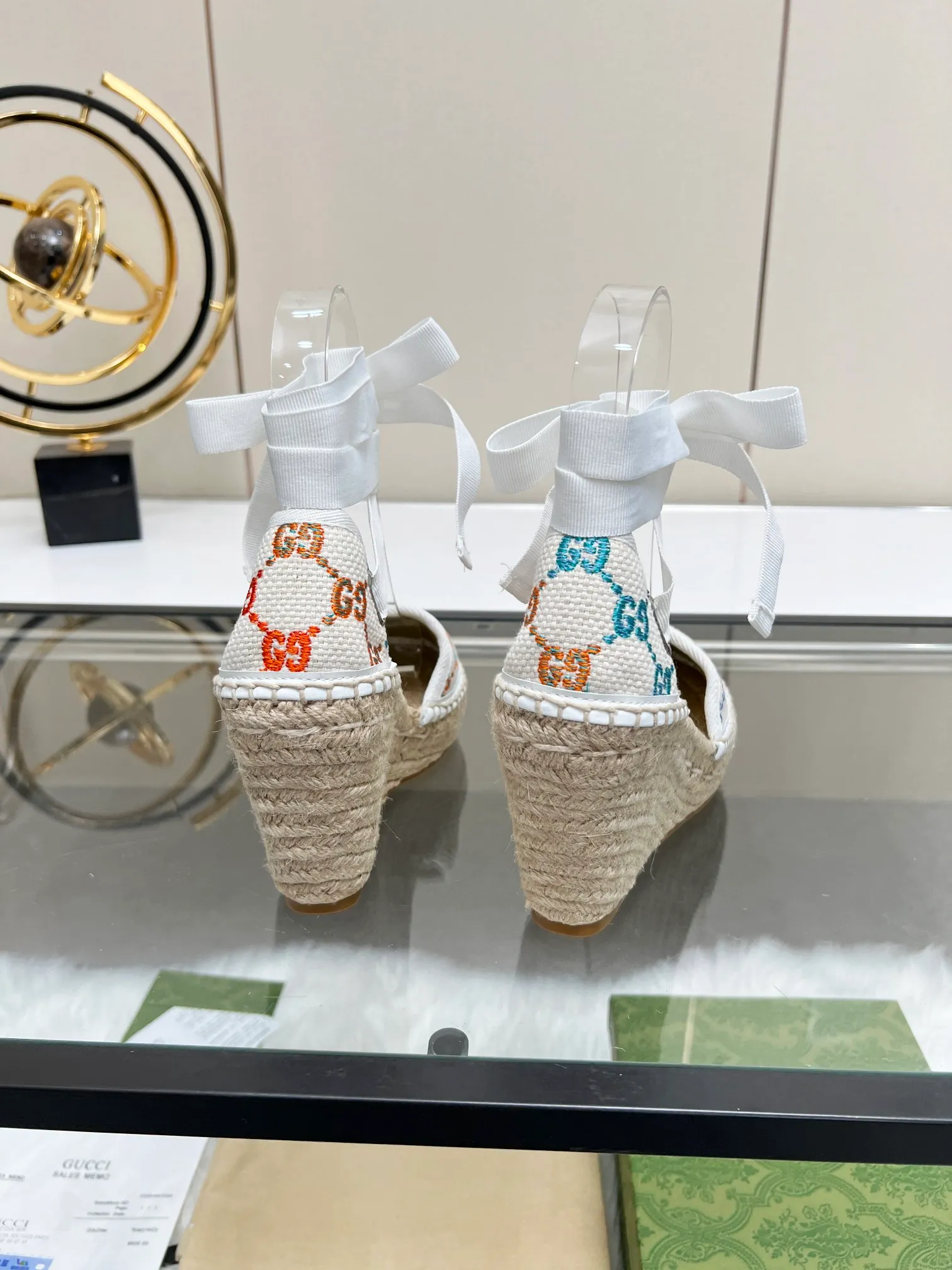 👟👟Ex-factory price 440👟👟 GUCCI wedge fisherman sandals, thick-soled straw, high-end quality, fabric: double G fabric, electric embroidery, lining: mixed sheepskin lining, yardage: 35～42, color: pure white. Dear new and old customers, the picture has been updated, please transfer the image to change. The upgraded version of the wedge heel currently has more than 40 colors. Transfer the image to sell.
